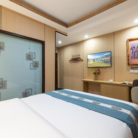 The East Hotel-Very Close To The Drum Tower,The Lama Temple,Houhai Bar Street,And The Forbidden City,There Are Many Old Beijing Traditional Hutongs Around The Hotel ,Experience The Culture Of Old Beijing Hutongs,Near Exit A Of Shichahai On Metro Line Pequim Exterior foto