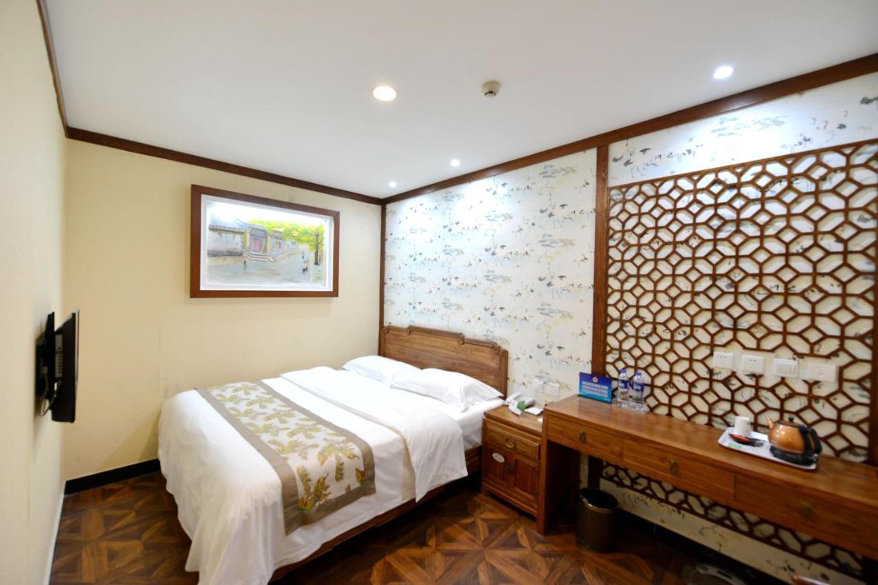 The East Hotel-Very Close To The Drum Tower,The Lama Temple,Houhai Bar Street,And The Forbidden City,There Are Many Old Beijing Traditional Hutongs Around The Hotel ,Experience The Culture Of Old Beijing Hutongs,Near Exit A Of Shichahai On Metro Line Pequim Exterior foto
