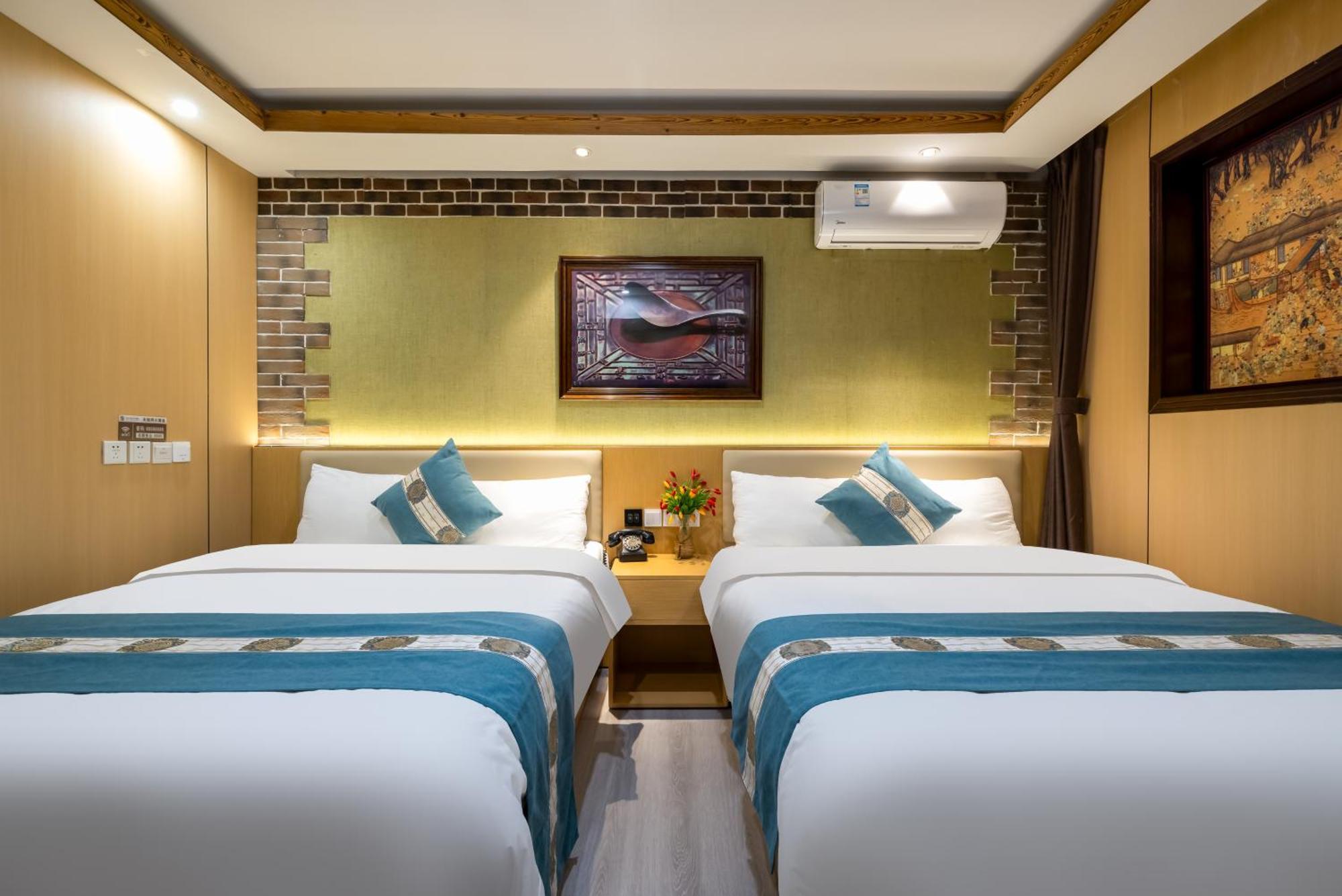 The East Hotel-Very Close To The Drum Tower,The Lama Temple,Houhai Bar Street,And The Forbidden City,There Are Many Old Beijing Traditional Hutongs Around The Hotel ,Experience The Culture Of Old Beijing Hutongs,Near Exit A Of Shichahai On Metro Line Pequim Exterior foto