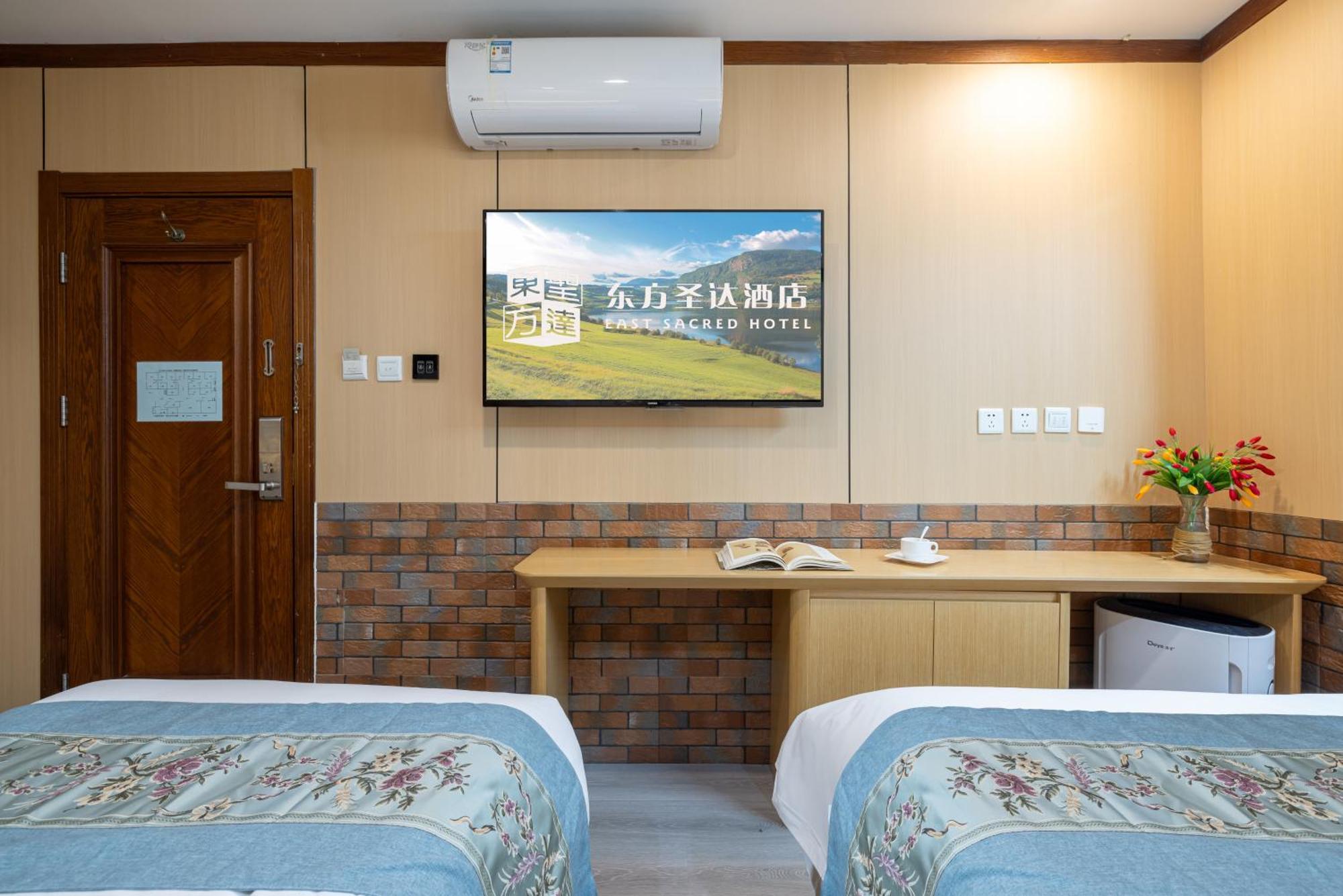 The East Hotel-Very Close To The Drum Tower,The Lama Temple,Houhai Bar Street,And The Forbidden City,There Are Many Old Beijing Traditional Hutongs Around The Hotel ,Experience The Culture Of Old Beijing Hutongs,Near Exit A Of Shichahai On Metro Line Pequim Exterior foto